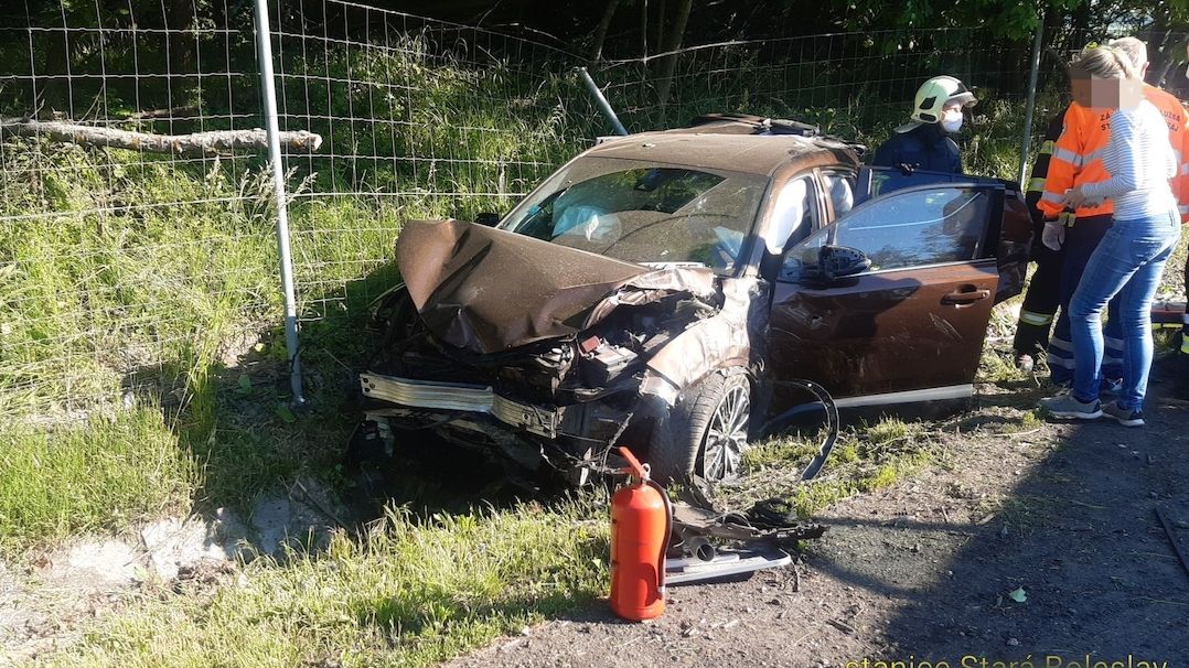 Srážka dvou aut zavřela dálnici D10 u Boleslavi, pro jednoho řidiče letěl vrtulník